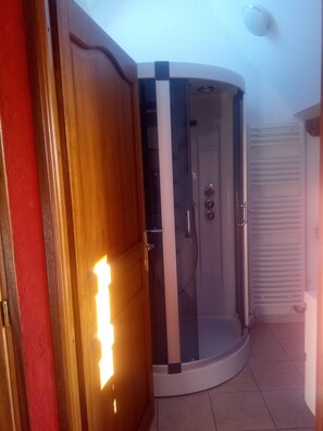Quadruple Room (Basse cour) | Bathroom shower - La Ferme de Bout de la Ville (Criquebeuf-en-Caux)