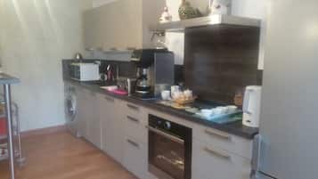 CafetiÚre/bouilloire, bouilloire électrique, tables à manger