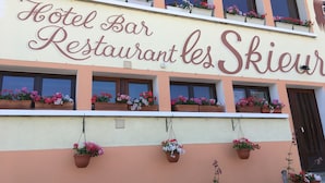 A hotel bar with a sign reading "Hotel Bar Restaurantes Skieur". - Hôtel les skieurs (Bellevaux)