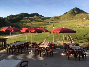 Petit déjeuner et déjeuner servis sur place, spécialités Cuisine locale