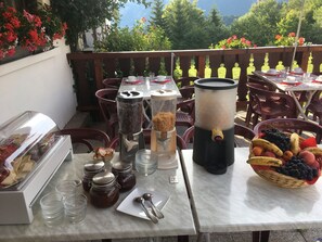 Daily continental breakfast for a fee - Hôtel les skieurs (Bellevaux)