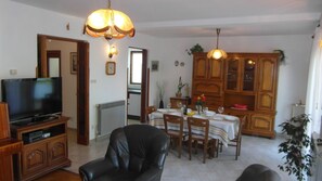 Apartment, 3 Bedrooms, Terrace, Partial Sea View | Shared kitchen