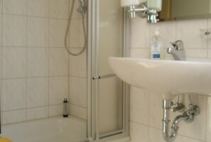 Deep-soaking bathtub, hair dryer - Villa Viktoria (Loddin)