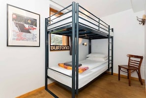 Budget Twin Room - Bunk Bed | Free WiFi, bed sheets - Hideout Hostel (Morzine)