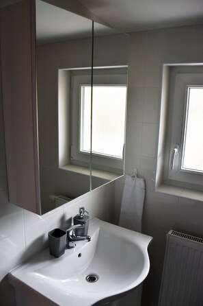 Habitació Comfort, diversos llits | Bany | Dutxa, articles de tocador gratuïts i tovalloles