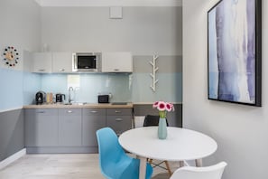 Suite, Kitchenette (Aqua) | Private kitchenette | Fridge, microwave, stovetop, dishwasher - Sanhaus Apartments - Chopina (Sopot)