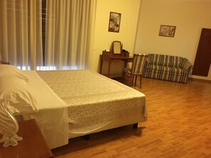 Junior Suite | Minibar, in-room safe, desk, cots/infant beds