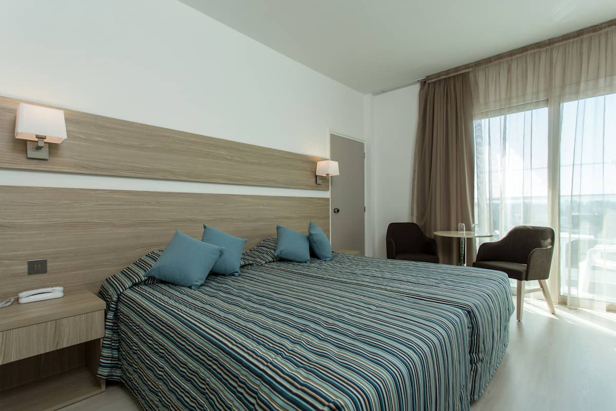 In-room safe, desk, soundproofing, free WiFi