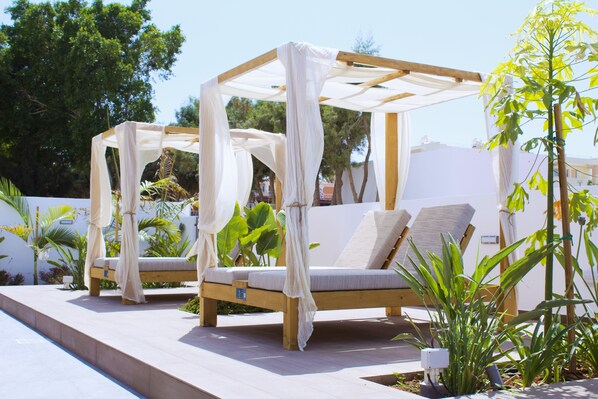 Seasonal outdoor pool, pool umbrellas, sun loungers - Kapetanios Bay Hotel Protaras (Paralimni)