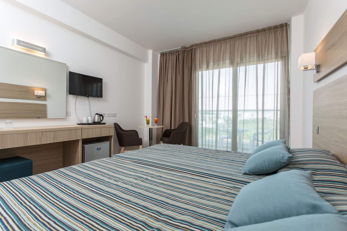 Superior Twin Room | In-room safe, desk, soundproofing, free WiFi