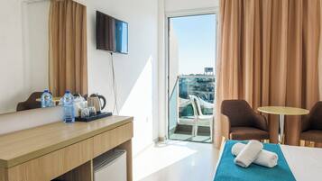 Standardværelse med 2 enkeltsenge | Pengeskab på værelset, skrivebord, lydisolering, gratis Wi-Fi