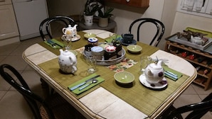 Free daily continental breakfast  - Chambres d'hôtes Saint-Exupéry (Entraigues-sur-la-Sorgue)