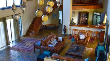 Huvila | Jaettu keittiö | Täysikokoinen jääkaappi, mikroaaltouuni, uuni, liesi