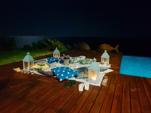 Una piscina al aire libre, sombrillas, sillones reclinables de piscina