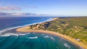 Privat strand, vit sandstrand, parasoller och strandhanddukar