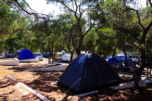 A campsite with tents and a white van. - Camlik Kamping (Ayvalik)