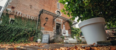 Un bâtiment en briques sur lequel on peut lire l’inscription « Ermanon ».