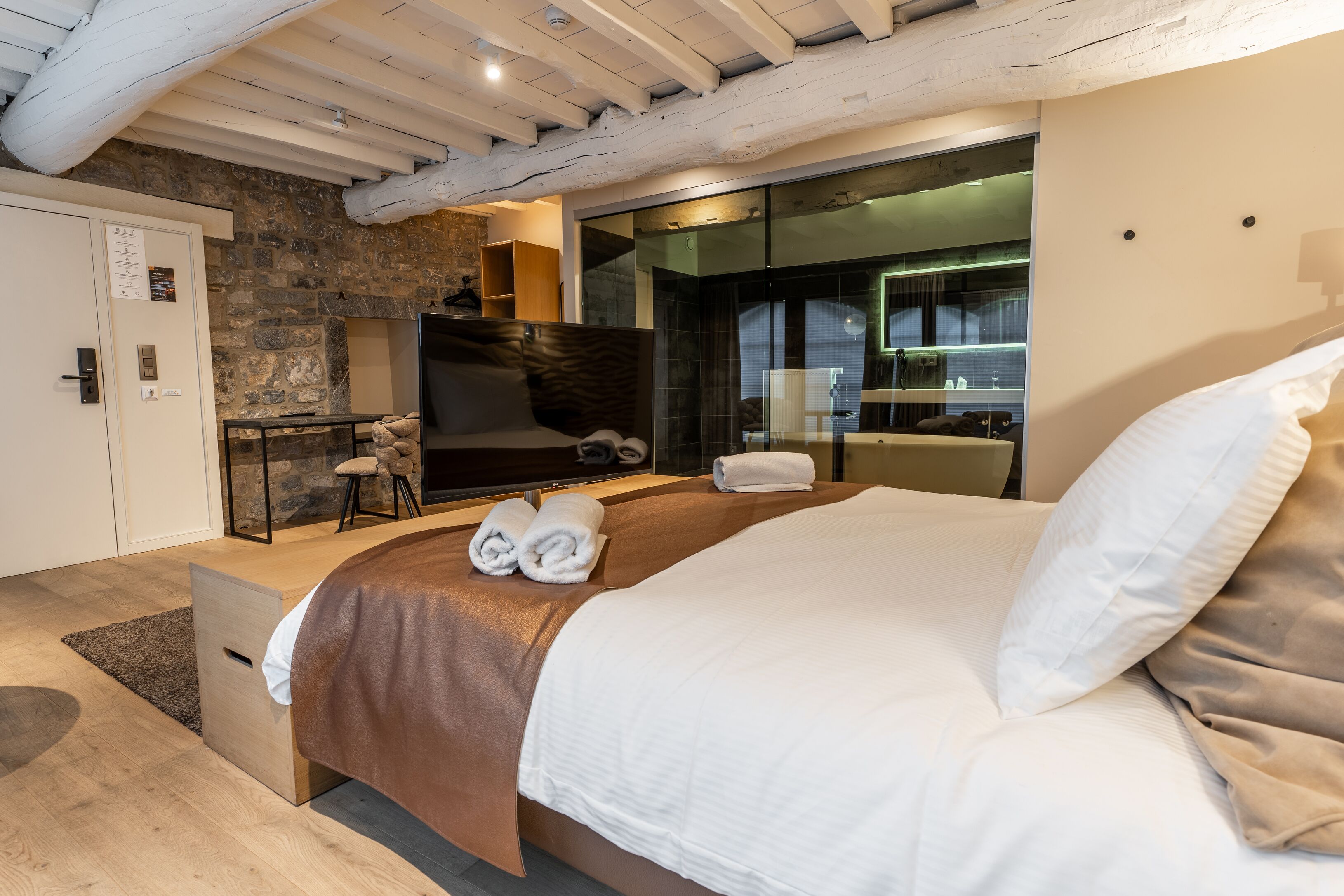 Suite | Premium bedding, desk, blackout drapes, soundproofing