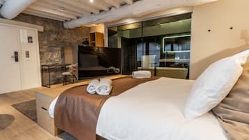 Suite | Premium bedding, desk, blackout drapes, soundproofing