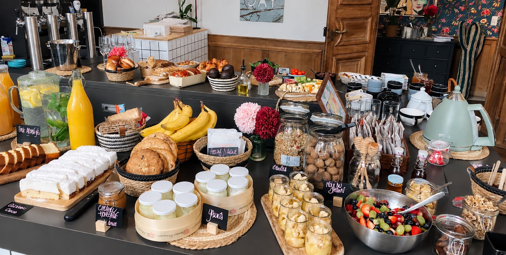 Ein Buffet mit verschiedenen Speisen und Getränken.