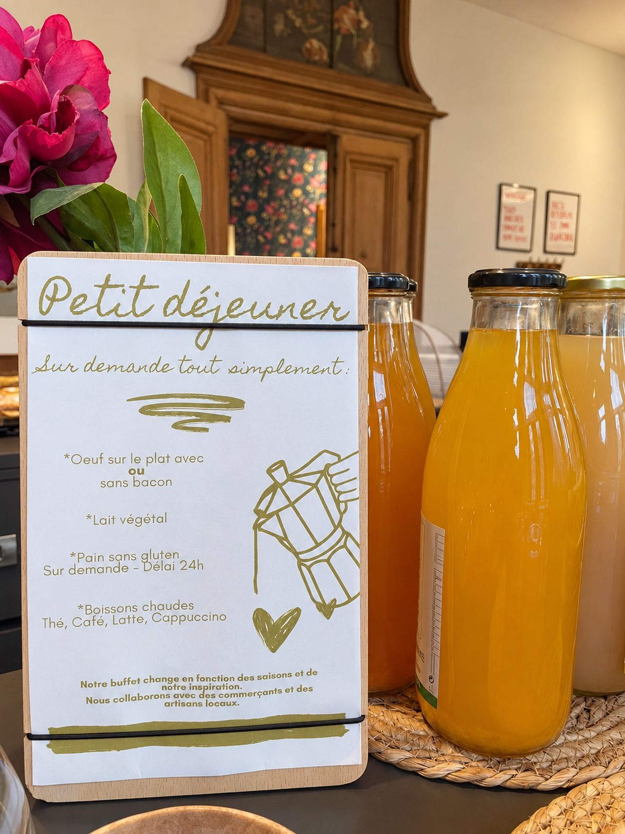 Un cartel con el menú titulado 'Petit déjeuner' que ofrece opciones como tortilla, leche vegetal, pan sin gluten y bebidas calientes.