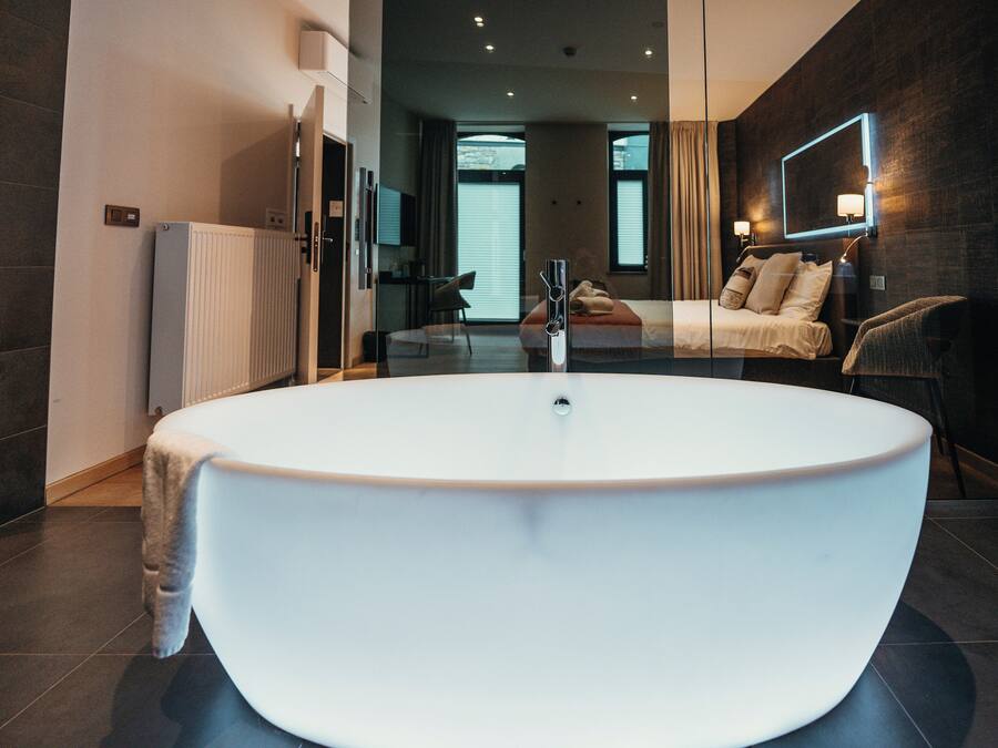 Sviitti | Ylelliset vuodevaatteet, memory foam -patjalliset sängyt, työpöytä