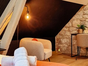 Quarto casal conforto | Área de estar | TV de tela plana, escritórios