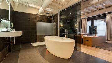 Suite | Bathroom | Eco-friendly toiletries, hair dryer, towels, soap