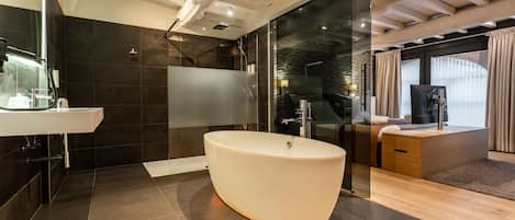 Suite | Bathroom | Eco-friendly toiletries, hair dryer, towels, soap