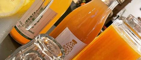 Verschiedene Glasflaschen mit Flüssigkeiten unterschiedlicher Farbe, vermutlich Getränke.