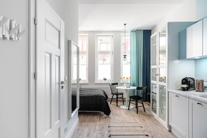 Studio Suite, Kitchenette (Malaga 2) | In-room safe, iron/ironing board, free WiFi, bed sheets - Sanhaus Apartments - Fiszera (Sopot)