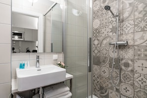 Suite, cocineta (Malaga 3) | Baño | Regadera, secadora de cabello, toallas, papel de baño