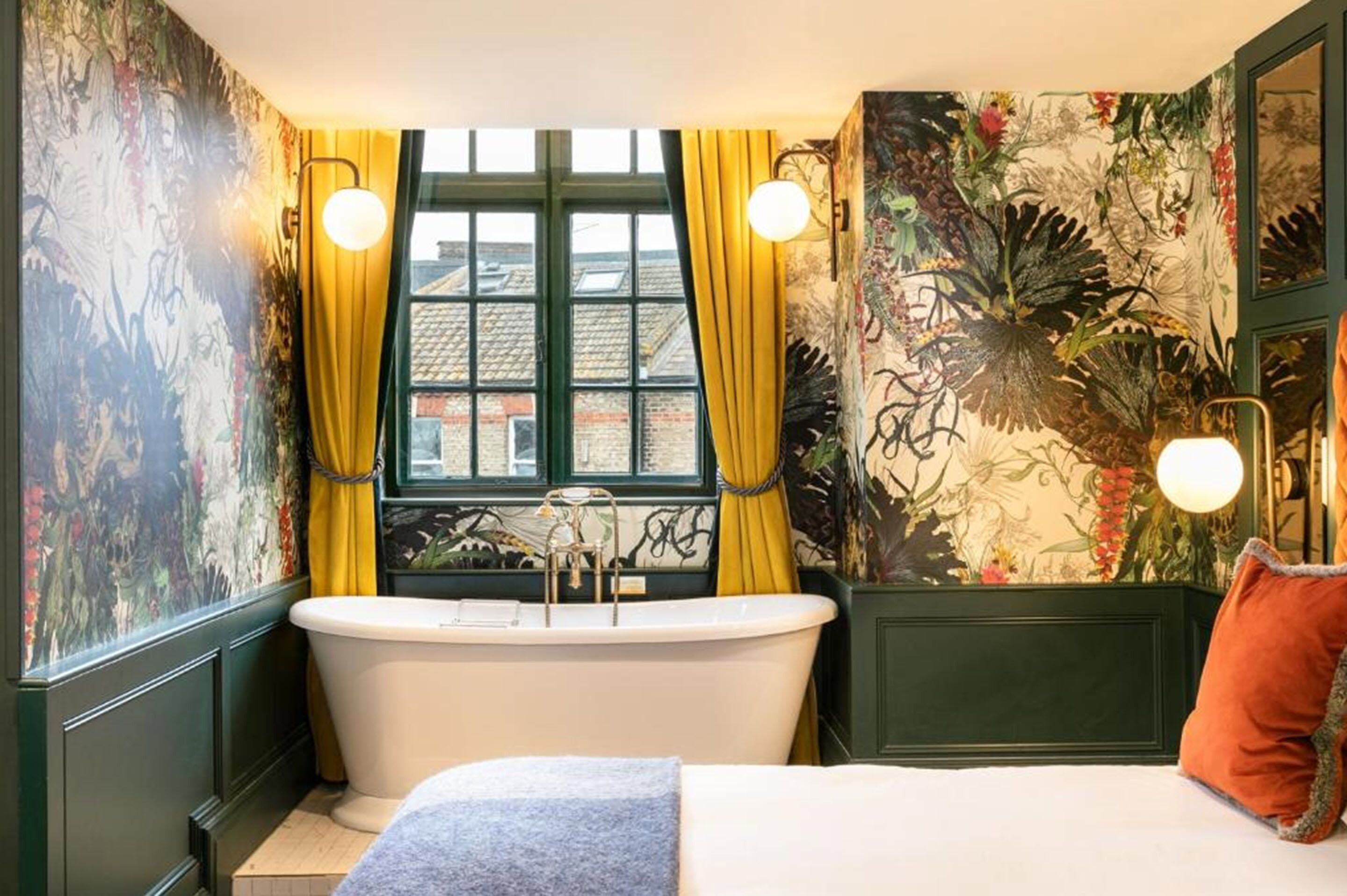 free toiletries, towels