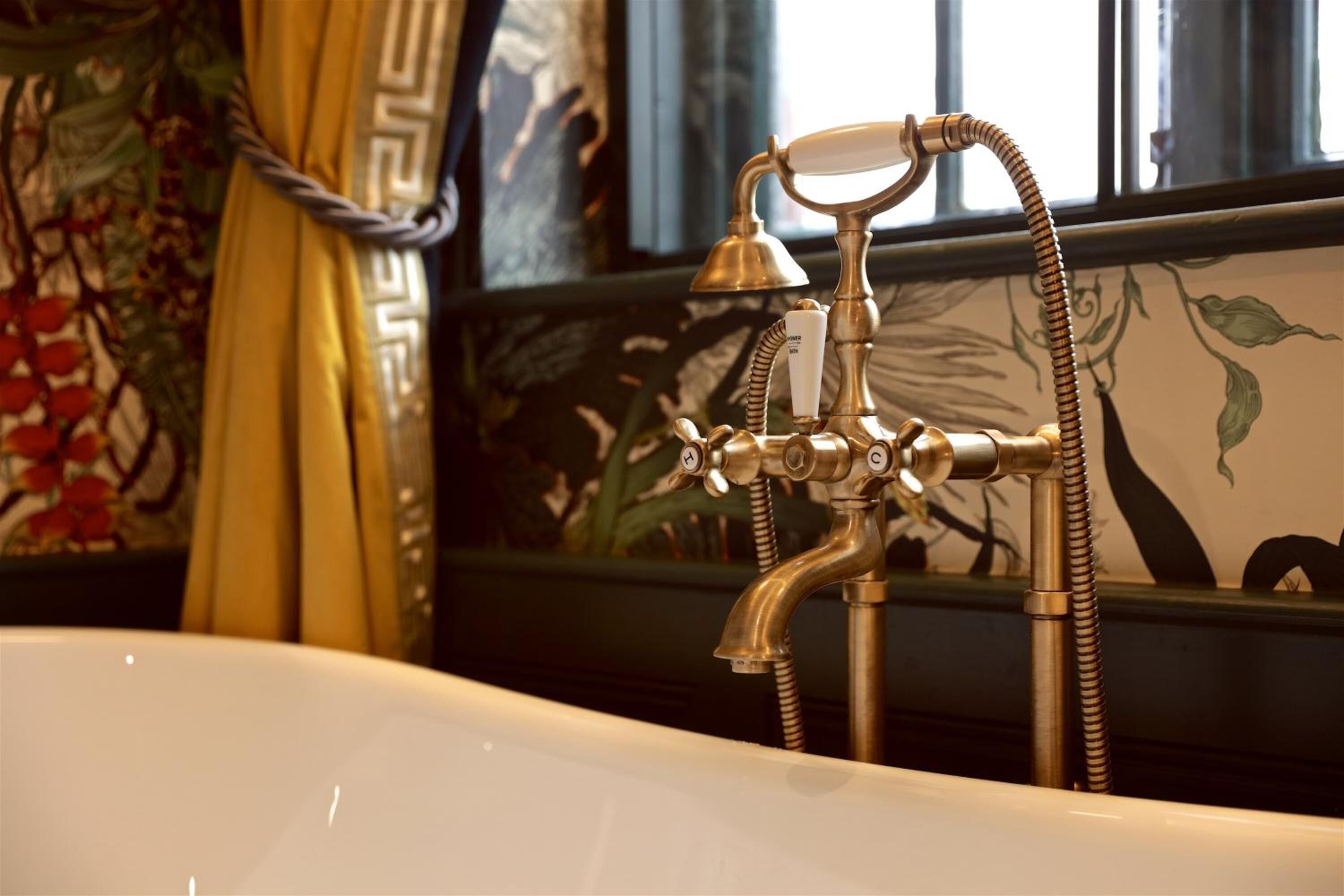 superior double or twin room, 1 king bed, non smoking | bathroom | free toiletries, towels