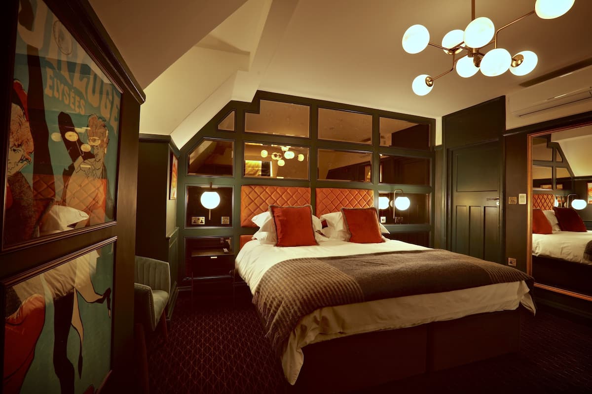 Egyptian cotton sheets, premium bedding, in-room safe