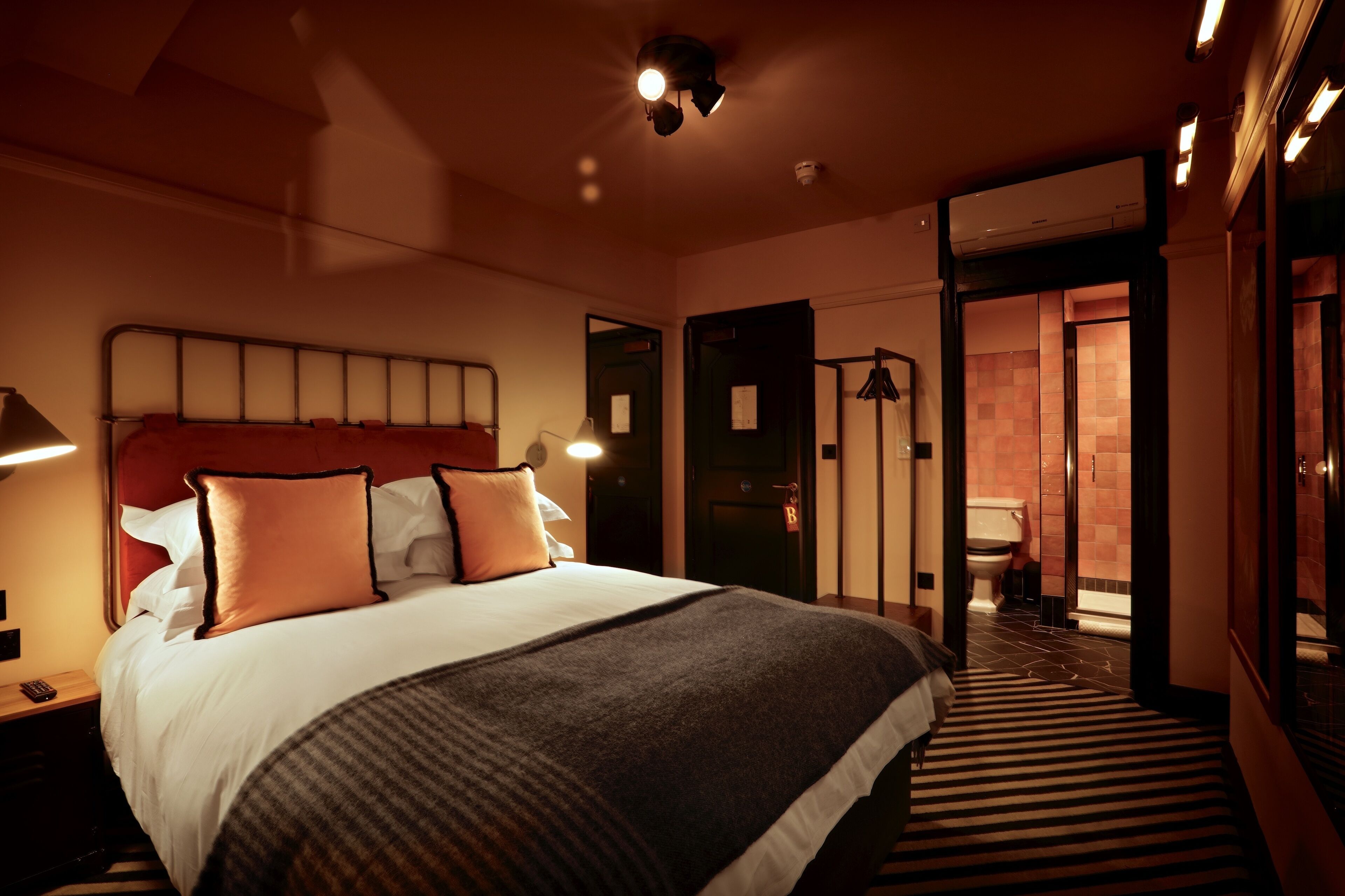 deluxe double room, 1 queen bed, non smoking | egyptian cotton sheets, premium bedding, in-room safe