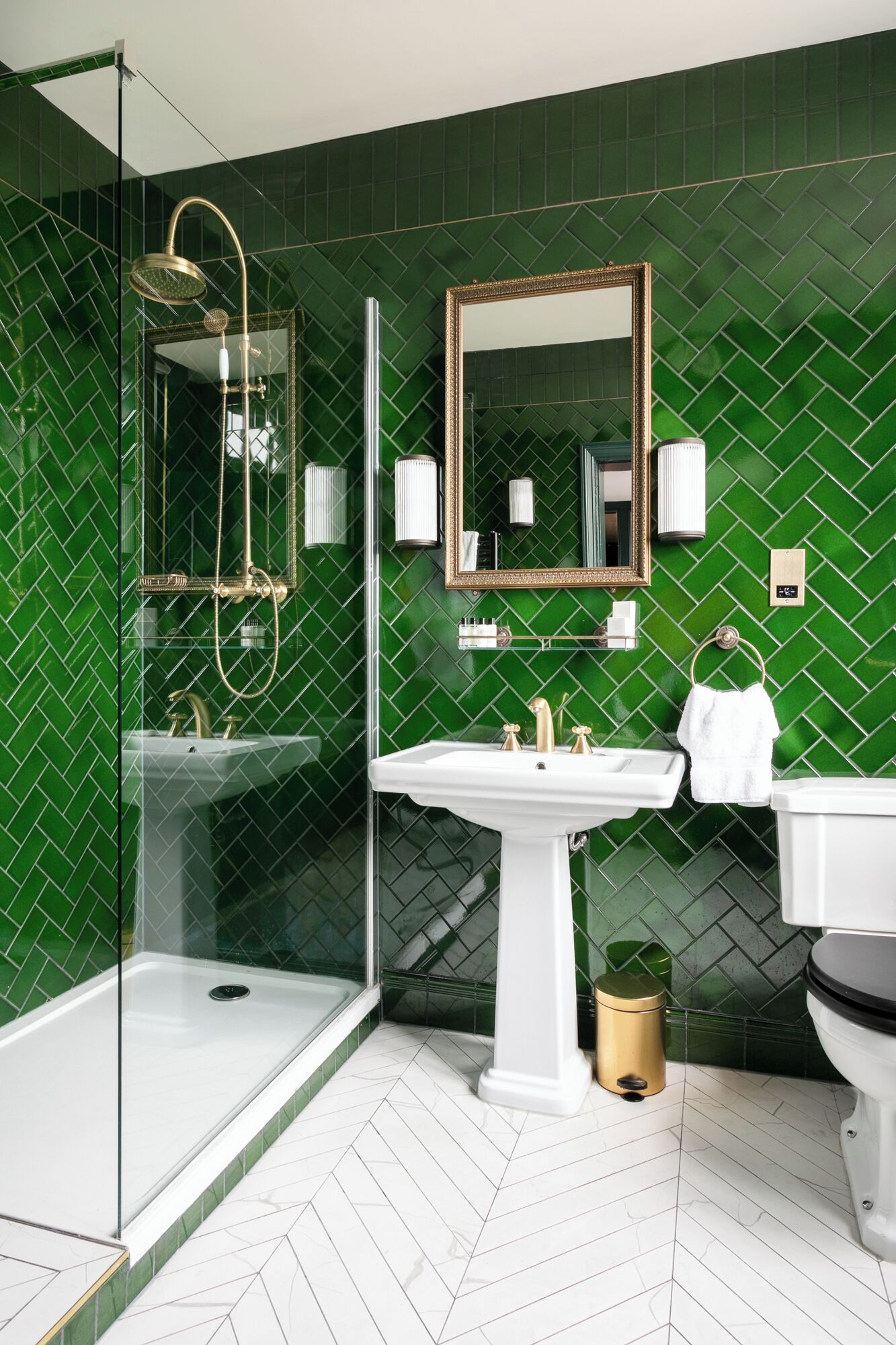 superior double or twin room, 1 king bed, non smoking | bathroom | free toiletries, towels