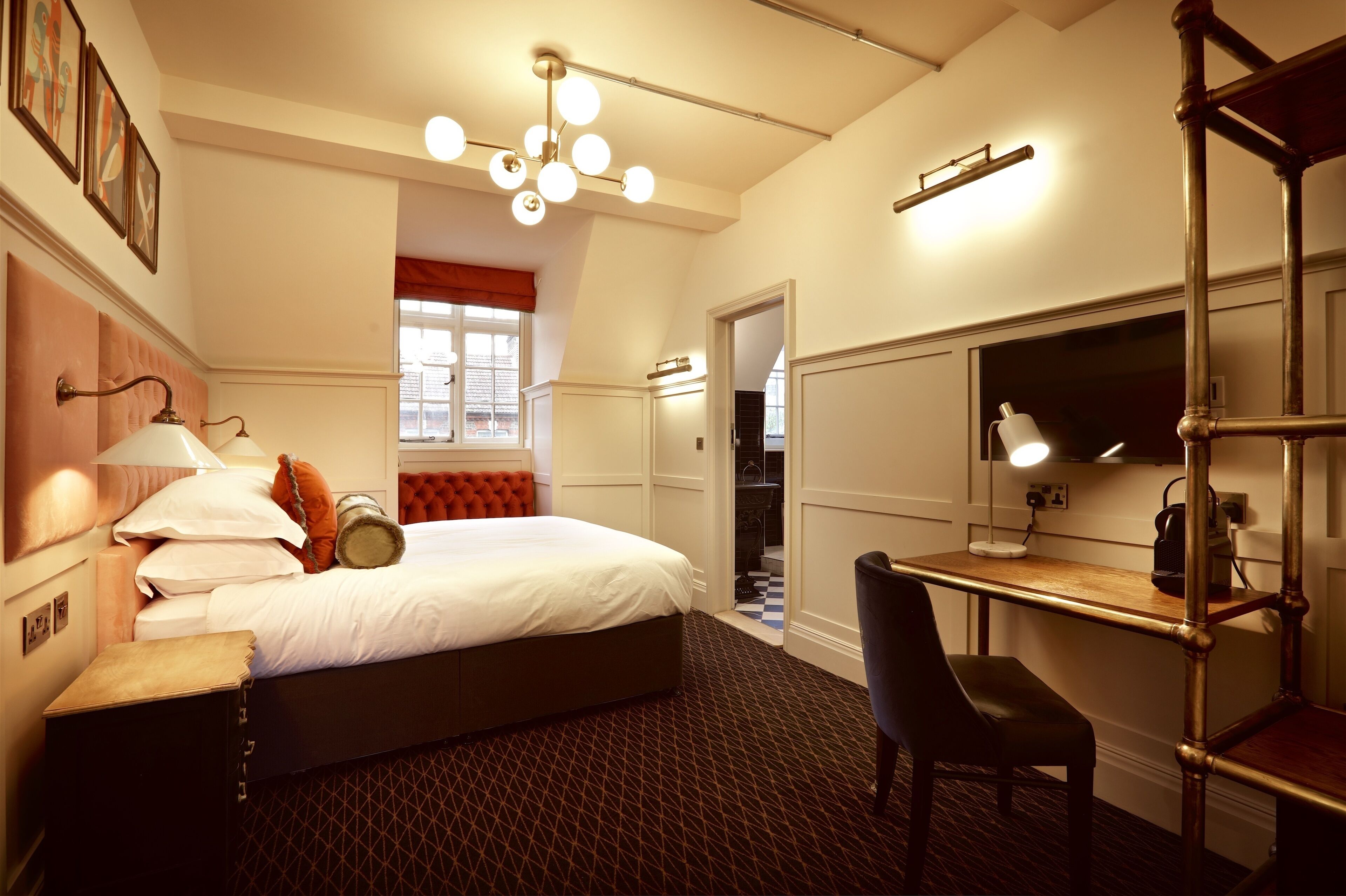 deluxe double room, 1 queen bed, non smoking | egyptian cotton sheets, premium bedding, in-room safe