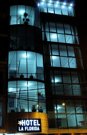 Voorkant accommodatie - avond/nacht