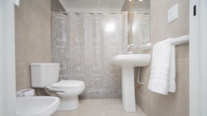 Apartemen Standar, Bebas Asap Rokok | Kamar mandi | Shower dan handuk