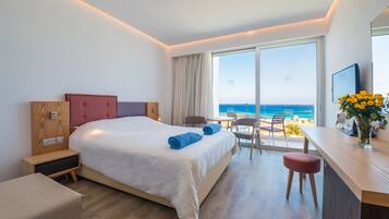 Caja fuerte, escritorio, cortinas opacas y sistema de insonorización