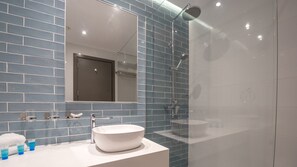Shower, free toiletries, hair dryer, towels - Protaras Plaza Hotel (Paralimni)