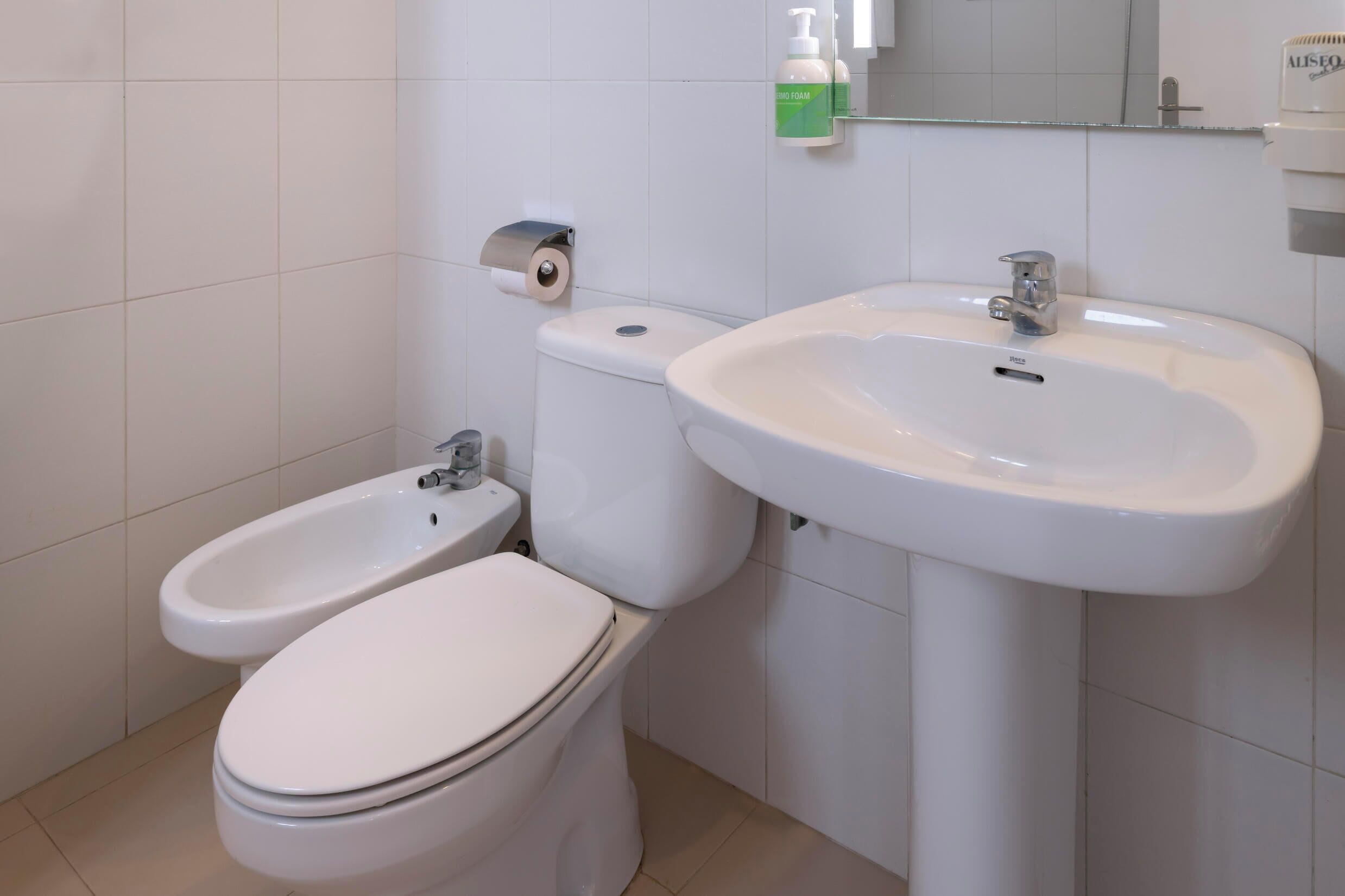 Un bagno con WC, bidet e lavandino.