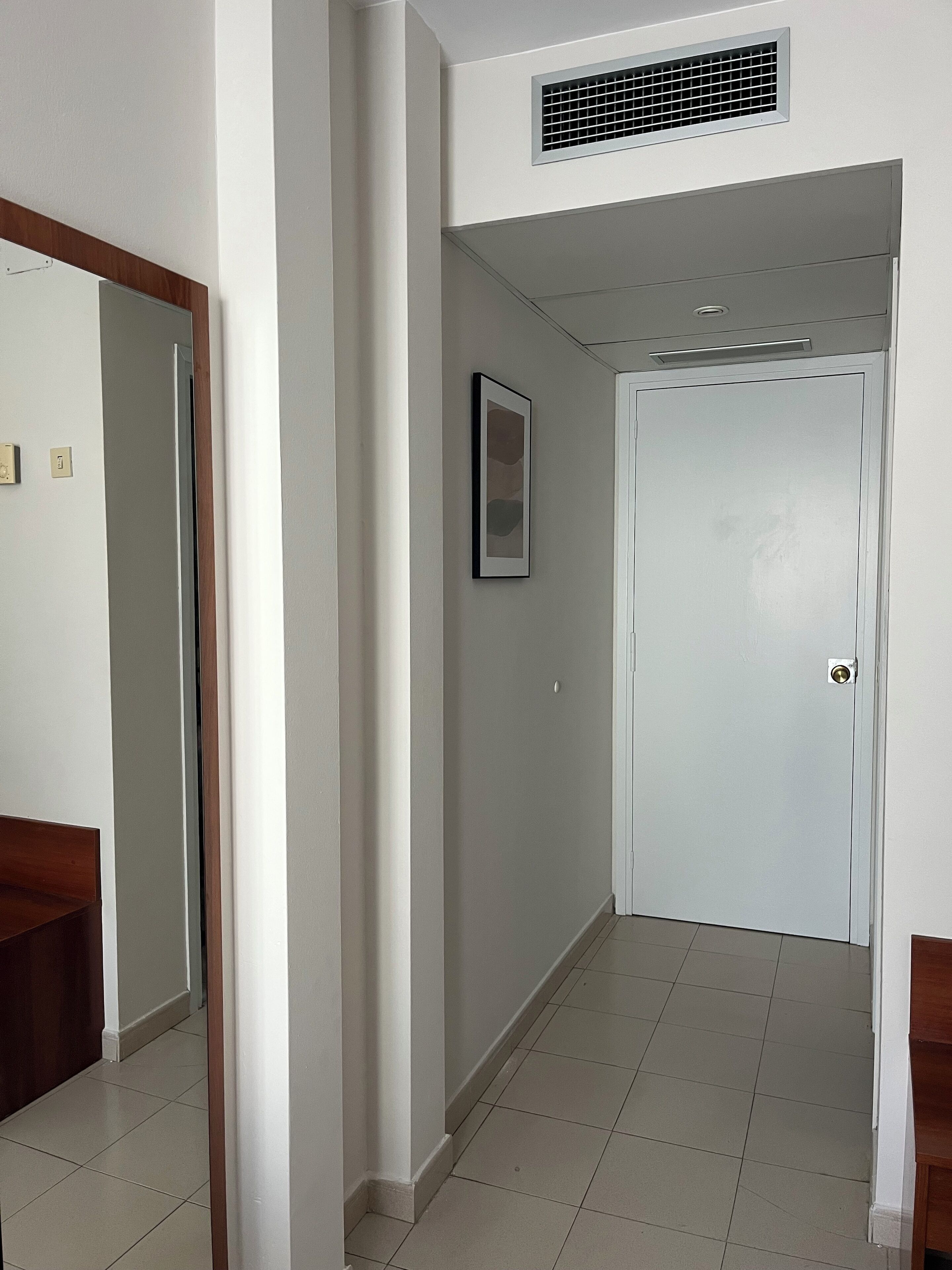 1 dormitori, caixa forta a l'habitació i roba de llit 