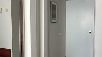 1 dormitori, caixa forta a l'habitació i roba de llit