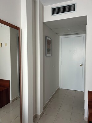 1 dormitorio, caja fuerte, ropa de cama