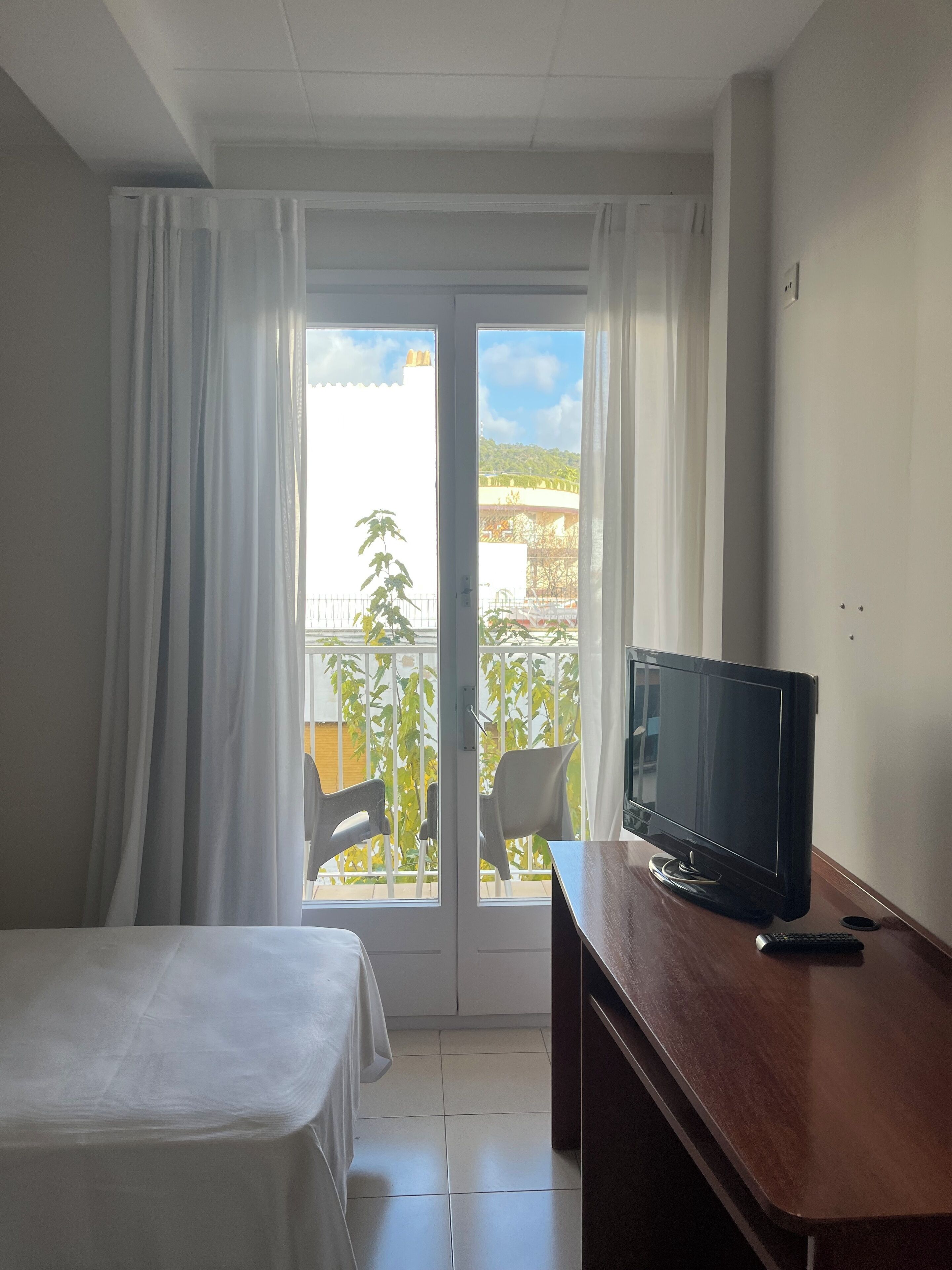 Habitació doble o amb dos llits individuals, vistes al jardí | 1 dormitori, caixa forta a l'habitació i roba de llit 