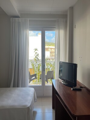 Habitación con 1 cama doble o 2 individuales, vistas al jardín | 1 dormitorio, caja fuerte, ropa de cama