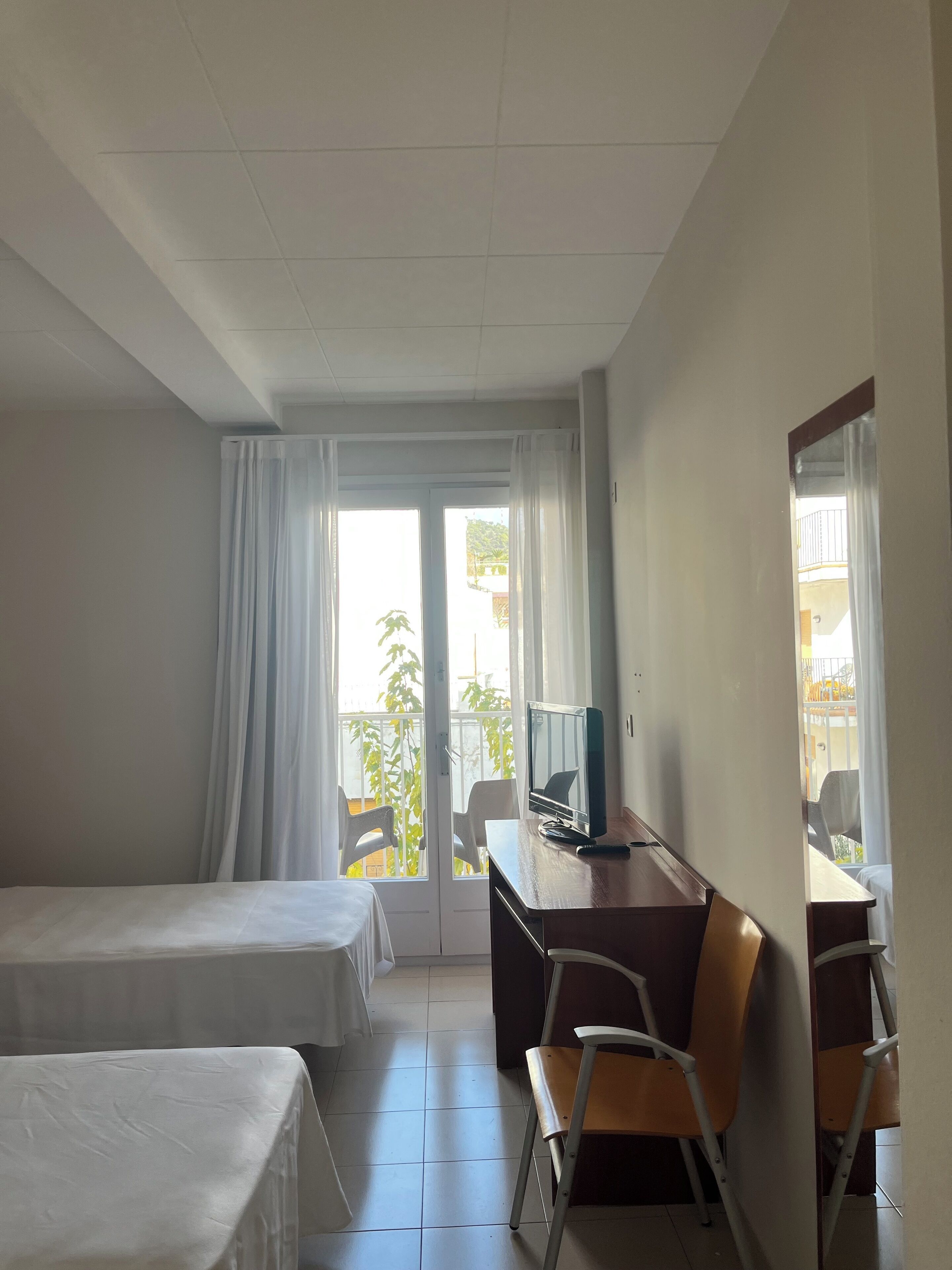 Habitación con 1 cama doble o 2 individuales, vistas al jardín | 1 dormitorio, caja fuerte, ropa de cama