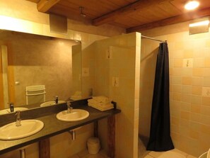 Double Room Single Use (Criccolets) | Bathroom | Shower, hair dryer, slippers, towels